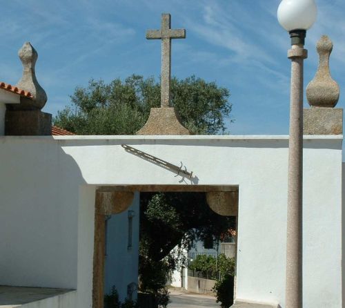 Porte lat�rale avec l'�p�e du Bienheureux Nuno Alvares Pereira � Senhora dos Rem�dios