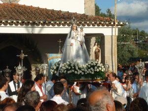 La vierge Sra dos Rem�dios salue les p�lerins � la fin de la procession