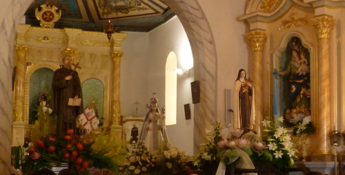 Altares da igreja de Nossa Senhora dos Rem�dios - Nun'Alvares e Santa Teresinha
